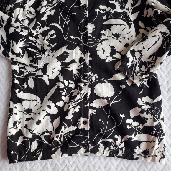 August Silk Black & White Floral Print Button Down Cardigan Size Small - Picture 5 of 14